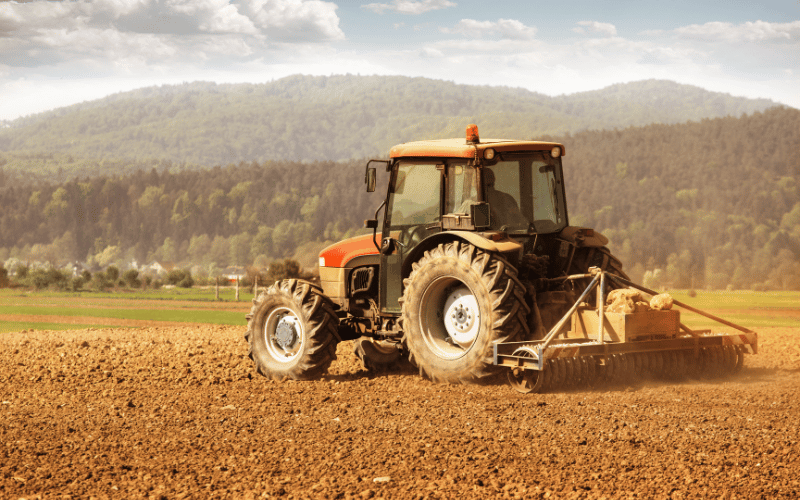 Trator agrícola operando em lavoura